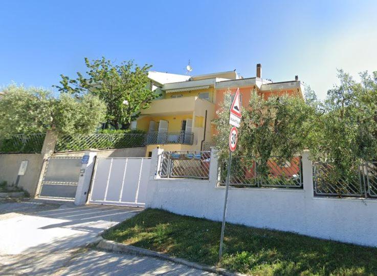 Casa Nadia A Pochi Passi Dal Mare Con Garage, Terrazza E Sala Giochi Leilighet Numana Eksteriør bilde